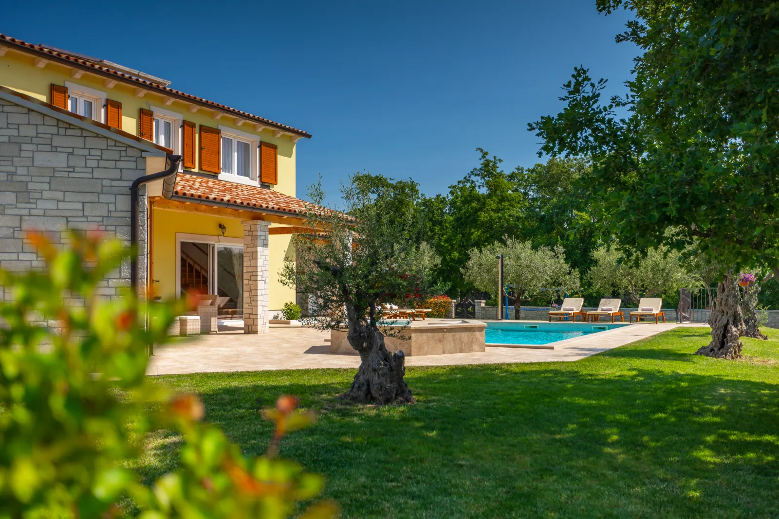 Villa Gardenia — outdoor terrace and pergola
