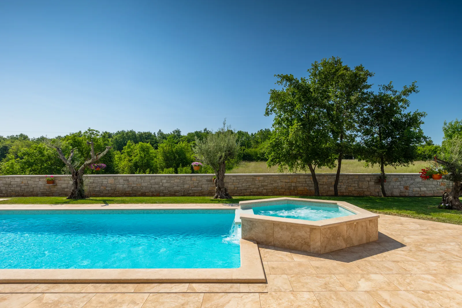 Villa Gardenia exterior — daytime